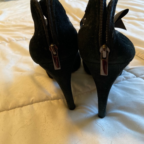 Black heels with ribbon details like new condition - Picture 3 of 3